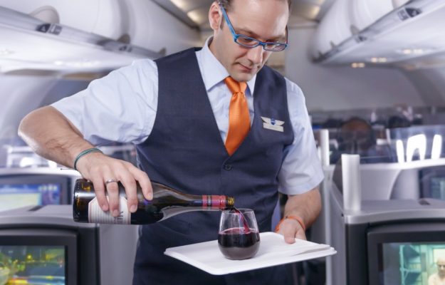Quantas e Malaysia Airlines, le due compagnie aeree che fanno bere meglio in volo