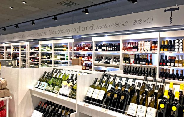 Con la ristorazione ferma, il vino italiano soffre. Ma si consola, almeno un po', con la Gdo