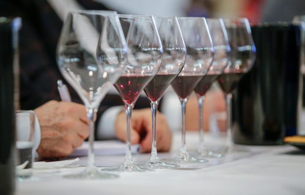 The «core» of quality wines: the most awarded wineries in guides (various wines)