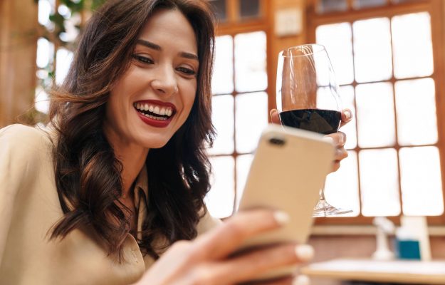 Vino e social: meglio il consiglio di un amico di quello di un influencer