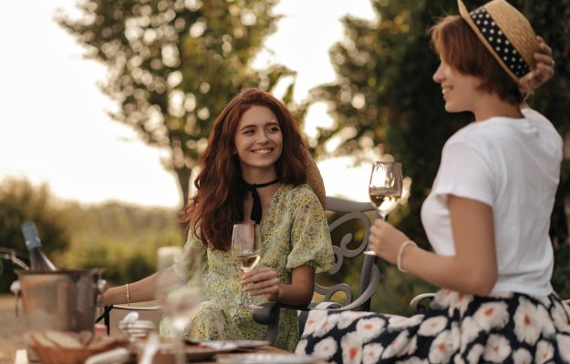 Sì al mare ma senza rinunciare alle visite in cantina o al bar storico: trionfa la food experience