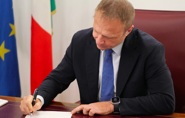Vino ed etichette, Lollobrigida firma la deroga sul tema “i” - “ingredienti”, almeno per l’Italia