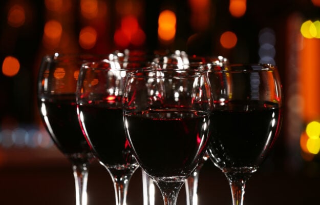 Nel calice delle feste 2023 meno Champagne, e più vini fermi italiani. I trend secondo Partesa